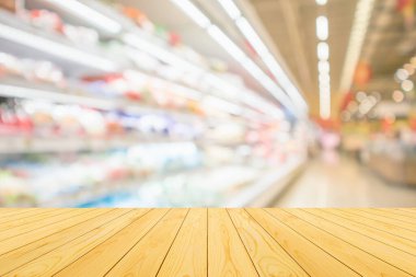 Ürün gösterimi için arkaplanı bulanık olan boş tahta masa üstü