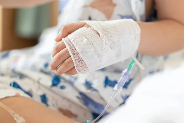 Närbild Barnets Hand Med Koksaltlösning Sjukhus — Stockfoto
