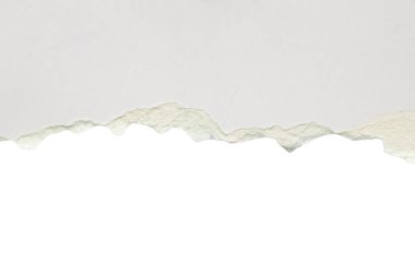 Beyaz yırtılmış kağıt kenarları beyaz arkaplanda izole edilmiş.