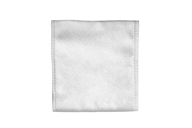 Beyaz arkaplanda izole edilmiş beyaz boş kıyafet etiketi