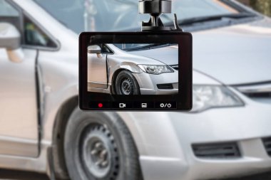 Araba mobese kamerası video kaydedicisi yolda kaza yapmış.