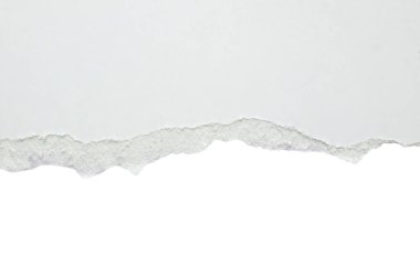 Beyaz yırtılmış kağıt kenarları beyaz arkaplanda izole edilmiş.