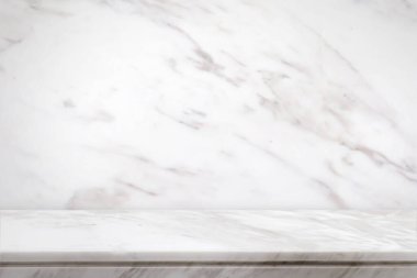 Mokup ürün görüntüleme şablonu için doğal duvar dokusu arka planına sahip beyaz mermer masa üstü