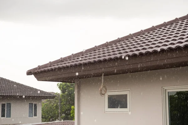Deszcz Spadający Dachu Domu — Zdjęcie stockowe