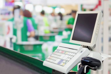 Terminali süpermarkette olan boş kasiyer kasası