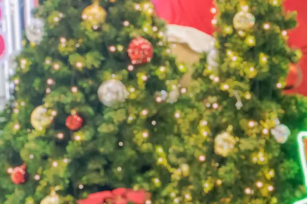 アブストラクトぼやけたクリスマスツリーとボケ光の背景 — ストック写真