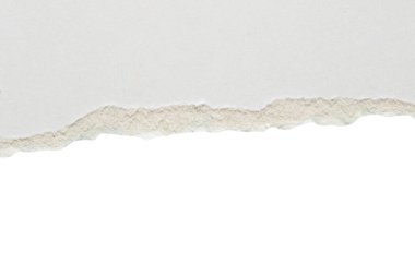 Beyaz yırtılmış kağıt kenarları beyaz arkaplanda izole edilmiş.