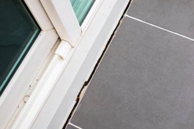 Evin beton zemini çatlamış.