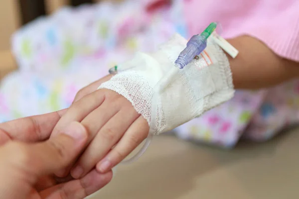Moderns Hand Med Saltlösning Sjukhus — Stockfoto