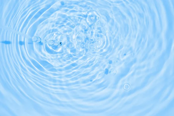 Streszczenie Przezroczysta Woda Cień Powierzchnia Tekstura Naturalne Fala Niebieskim Tle — Zdjęcie stockowe