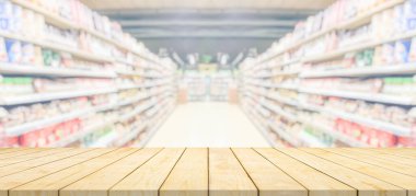 Marketi olan ahşap masa üstü bulanık arkaplan