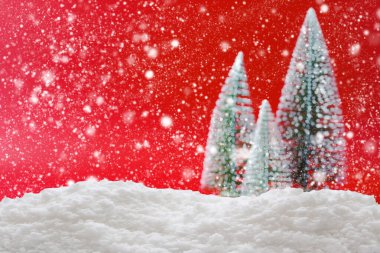 Boş beyaz kar ve bulanık Noel ağacı arkaplanı