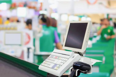 Terminali süpermarkette olan boş kasiyer kasası