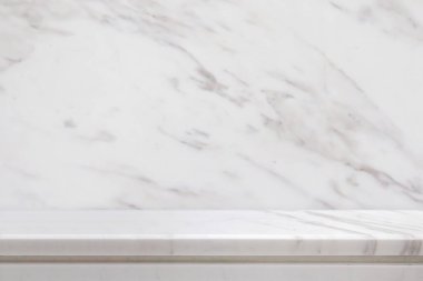 Mokup ürün görüntüleme şablonu için doğal duvar dokusu arka planına sahip beyaz mermer masa üstü