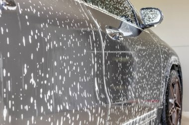 Araba temizleme ve köpük sabunla yıkama