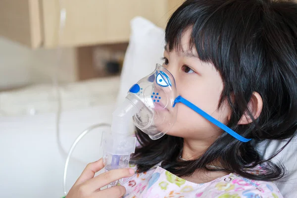 Enfermo Poco Asiático Chica Inhalación Con Nebulizador Para Respiratorio Tratamiento — Foto de Stock