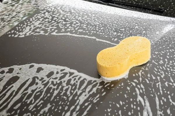 Limpeza Lavagem Carro Com Esponja Amarela Sabão Espuma — Fotografia de Stock