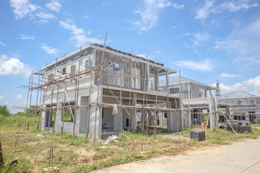 İnşaat sahasında prefabrikasyon sistemi olan yeni bir ev inşa ediliyor.