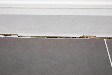 Evin beton zemini çatlamış.