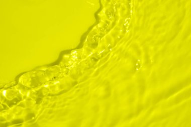 Soyut saydam su gölgesi yüzeyi dokusu sarı arkaplanda doğal dalgalanma