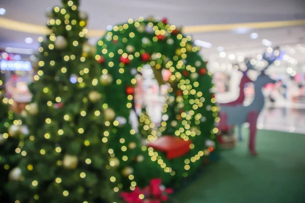 Bokeh ışıklandırmalı soyut bulanık noel ağacı