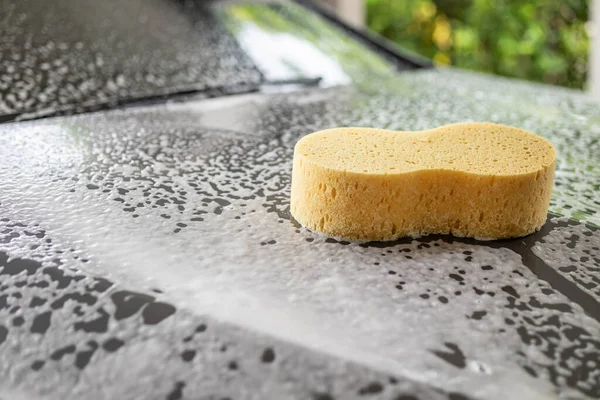Limpeza Lavagem Carro Com Esponja Amarela Sabão Espuma — Fotografia de Stock