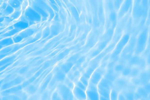 蓝色背景上透明水影表面纹理的天然波纹 — 图库照片