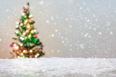 Boş beyaz kar, bulanık Noel ağacı ve bokeh ışıklı arka plan