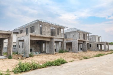 İnşaat sahasında prefabrikasyon sistemi olan yeni bir ev inşa ediliyor.