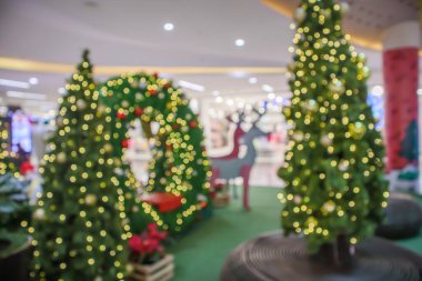 Bokeh ışıklandırmalı soyut bulanık noel ağacı