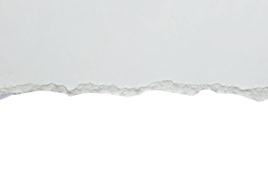 Beyaz yırtılmış kağıt kenarları beyaz arkaplanda izole edilmiş.