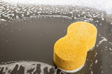 Araba temizleme ve yıkama sarı sünger ve köpük sabunla