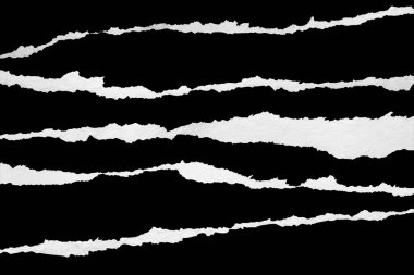 Yırtılmış kağıt kenarlıkları siyah arkaplanda izole edildi