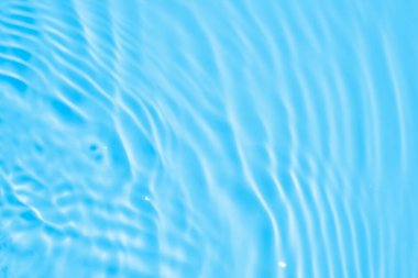 Mavi arkaplanda soyut saydam su gölgesi dokusu doğal dalgalanma