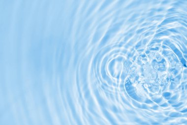 Mavi arkaplanda soyut saydam su gölgesi dokusu doğal dalgalanma