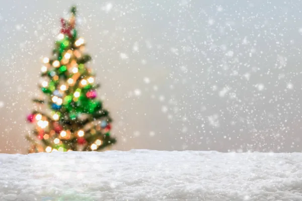 Leere Weiße Schnee Mit Unschärfe Weihnachtsbaum Mit Bokeh Licht Hintergrund lizenzfreie Stockbilder
