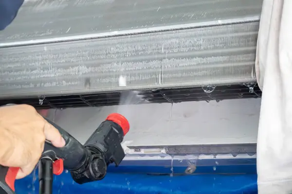 Reinigungsservice Für Klimaanlagen Mit Wasserspray lizenzfreie Stockbilder