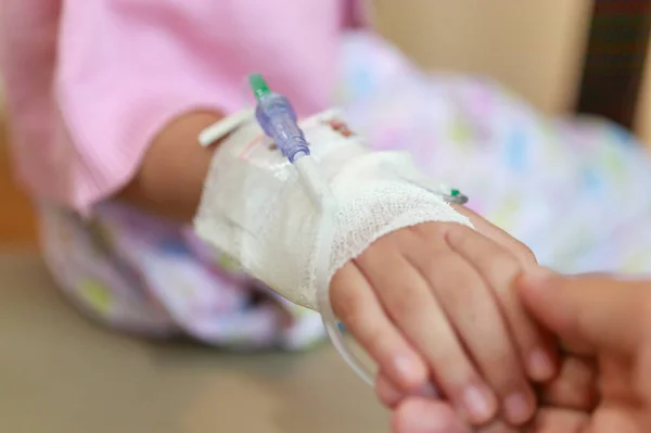 Mutter Hält Kind Hand Mit Kochsalzlösung Krankenhaus Stockbild