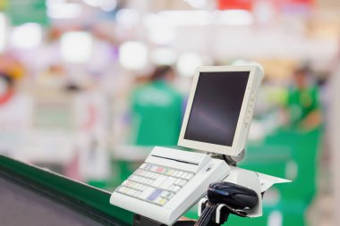 Terminali süpermarkette olan boş kasiyer kasası