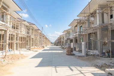 İnşaat alanındaki yeni konut inşaatı devam ediyor.