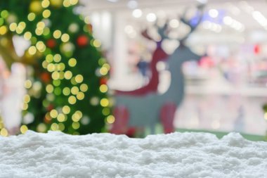 Boş beyaz kar, bulanık Noel ağacı ve bokeh ışıklı arka plan