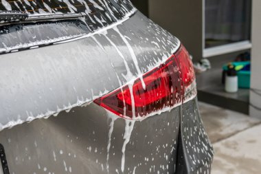 Araba temizleme ve köpük sabunla yıkama