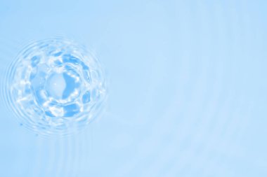 Mavi arkaplanda soyut saydam su gölgesi dokusu doğal dalgalanma