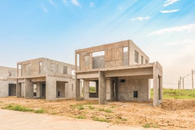 İnşaat sahasında prefabrikasyon sistemi olan yeni bir ev inşa ediliyor.