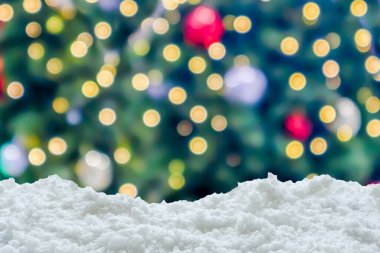 Boş beyaz kar, bulanık Noel ağacı ve bokeh ışıklı arka plan