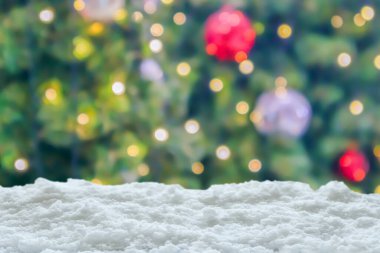 Boş beyaz kar, bulanık Noel ağacı ve bokeh ışıklı arka plan
