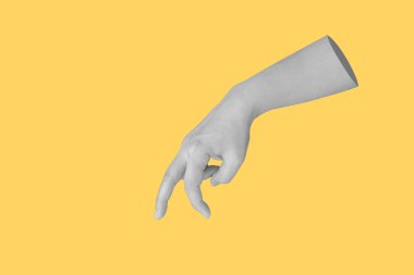 Sarı arka planda izole edilmiş kadın el hareketi.