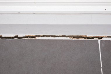 Evin beton zemini çatlamış.