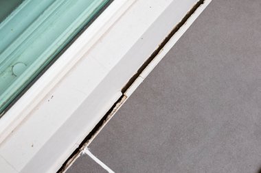 Evin beton zemini çatlamış.