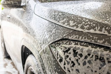 Araba temizleme ve köpük sabunla yıkama